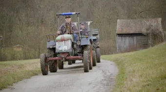 Helmut Geiger verlässt die alte Hütte mit den letzten Gerätschaften©EIKON Media GmbH