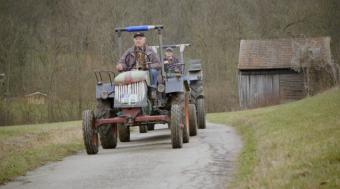 Helmut Geiger verlässt die alte Hütte mit den letzten Gerätschaften©EIKON Media GmbH