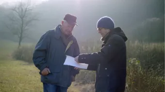 Andreas Geiger und sein Vater auf der Suche nach der tatsächlichen Grenze©EIKON Media GmbH