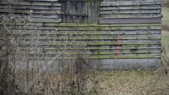 Der rote Strich - ab jetzt gibt es eine Grenze, die mitten durch die Hütte verläuft©EIKON Media GmbH