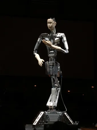 Dirigierroboter Alter nach dem Konzert