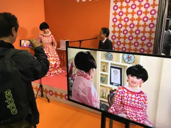 Fernsehmoderatorin Tetsuko Kuroyanagi und ihre Androiden-Doppelgängerin