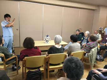 Kommunikationsroboter Palro bespaßt Bewohner-innen eines Altenheims