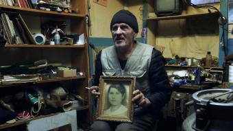 KOLYMA-Kolyma-Flüchtling Major Jurij Soljartschin mit Foto seiner Mutter (c) Enno Endlicher