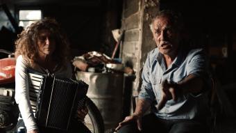 KOLYMA-Kolyma-Flüchtling Major Jurij Soljartschin mit der Musikerin Irina beim Singen von Kolyma-Liedern (c) Enno Endlicher