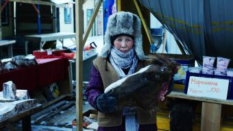 KOLYMA-Pferdehändlerin auf dem Fleischmarkt in Jakutien bei minus 50°C (c) Enno Endlicher