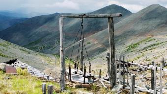 KOLYMA-Schaukel 2 für ein Kind eines Lagerwächters, gebuat von einem Gulag-Häftling in der radioaktiven Todeszone im Uranbergwerk (c) Enno Endlicher