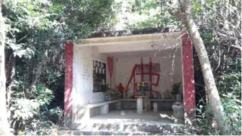 Bild religiöser Ort im Wald