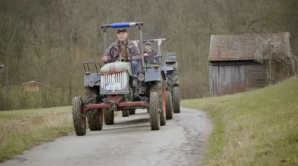 Helmut Geiger verlässt die alte Hütte mit den letzten Gerätschaften©EIKON Media GmbH